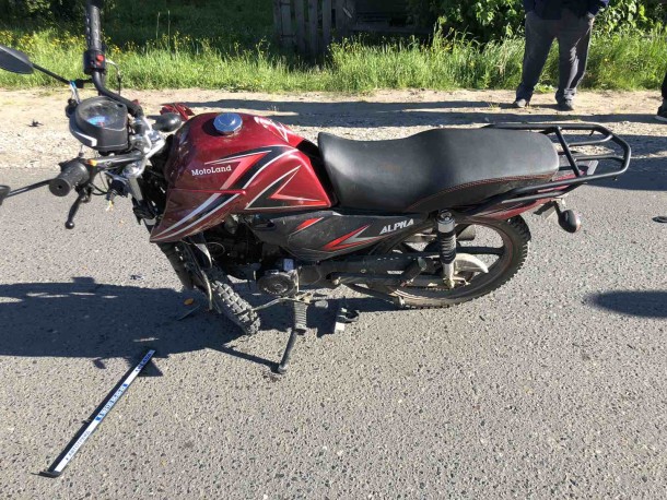 В Усть-Цилемском районе под колеса автомобиля попал владелец мопеда