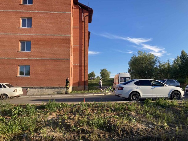 В Сыктывкаре школьник попал под автомобиль, катаясь во дворе на велосипеде