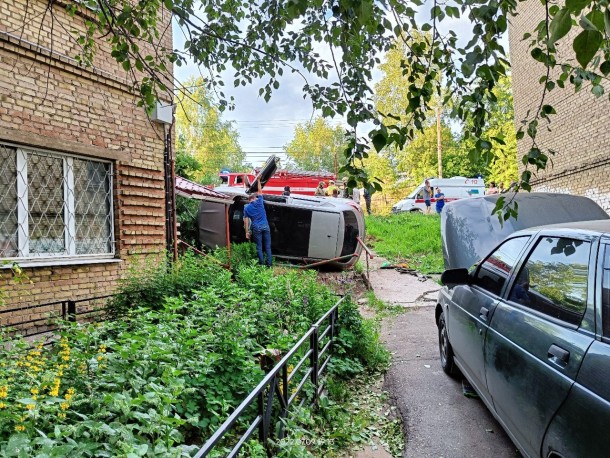 В Ухте в результате опрокидывания машины пострадала девочка