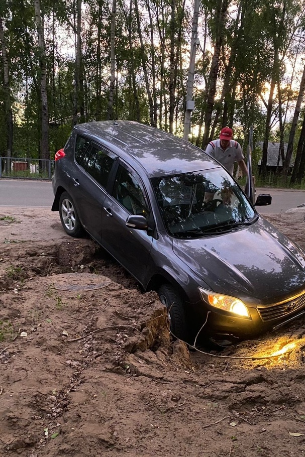 
В Емве под автомобилем провалилась земля