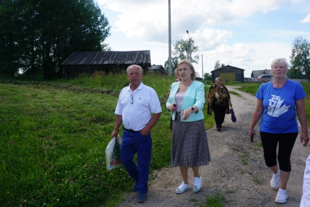 Зампреду правительства Коми пришлось решать с жителями села Большелуг вопрос о переносе забора