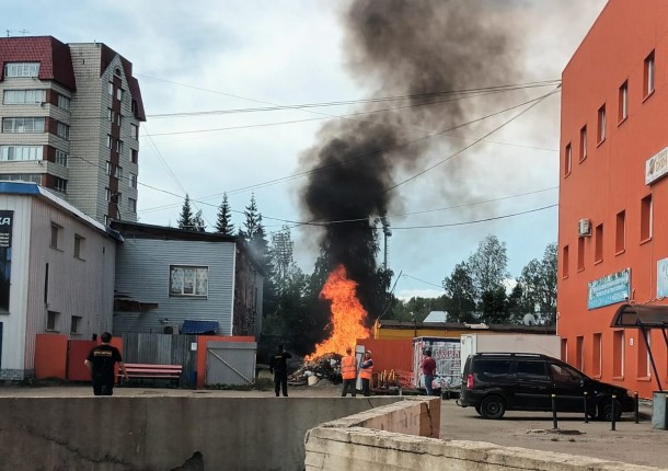 В Сыктывкаре загоревшийся мусор расплавил стену ночного клуба