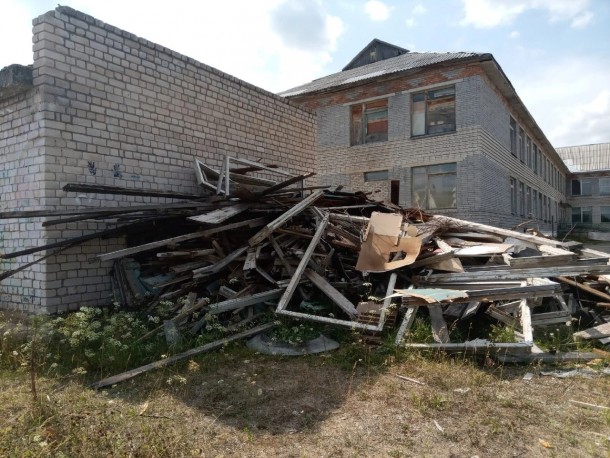 Жителей Благоево возмутила свалка строительного мусора у школы