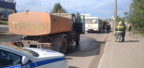В столице Коми автоцистерна «догнала» пассажирский автобус