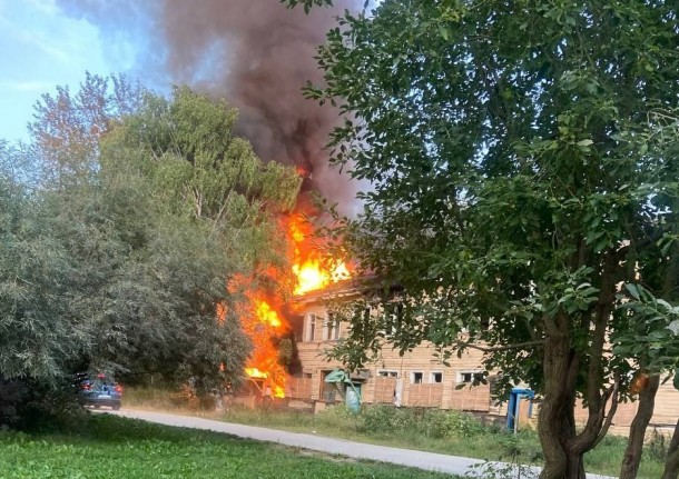 В сыктывкарском Лесозаводе горит дом