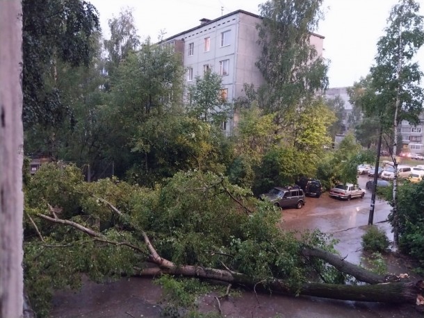 Пожар, электрофейерверк и град размером с орех: последствия стихии в Сыктывкаре