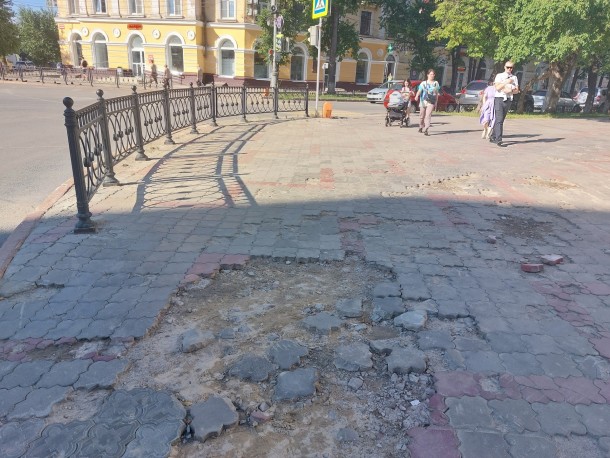 В Сыктывкаре на улице Ленина непригодную тротуарную плитку заменят на асфальт