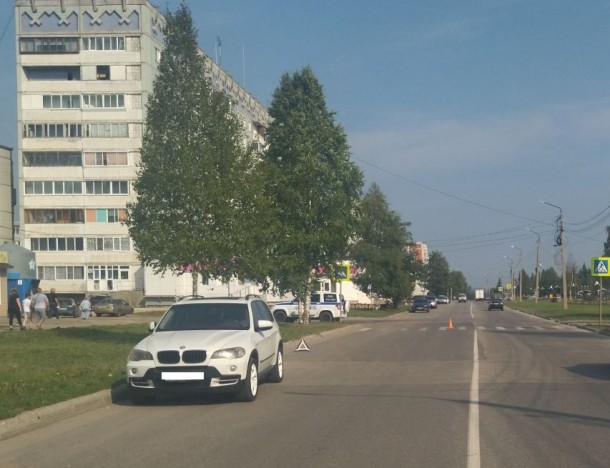 В Эжве ребенок на самокате попал под колеса BMW X5