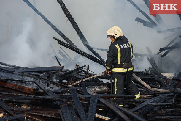 В Ижме мужчина погиб на пожаре из-за неосторожного обращения с огнем