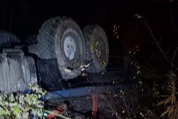 В Печоре большегруз опрокинулся вверх колесами