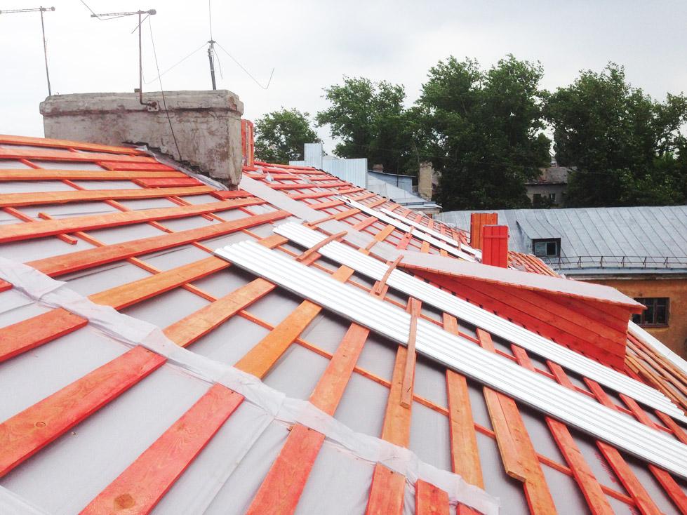 укладка кровли. кровельщик на крыше. реконструкция крыш зданий. реконструкция крыш зданий. капремонт крыши.