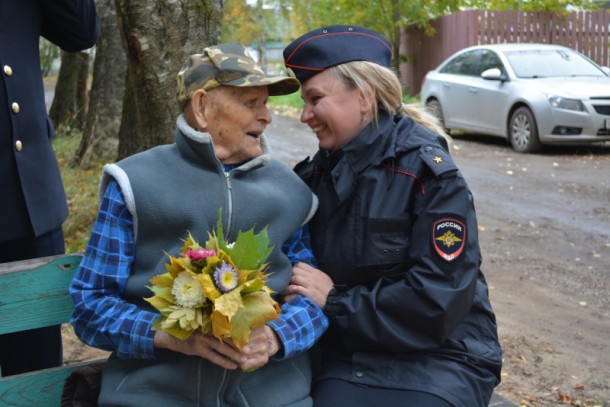 В Коми с Днем пожилого человека поздравили 103-летнего ветерана милиции