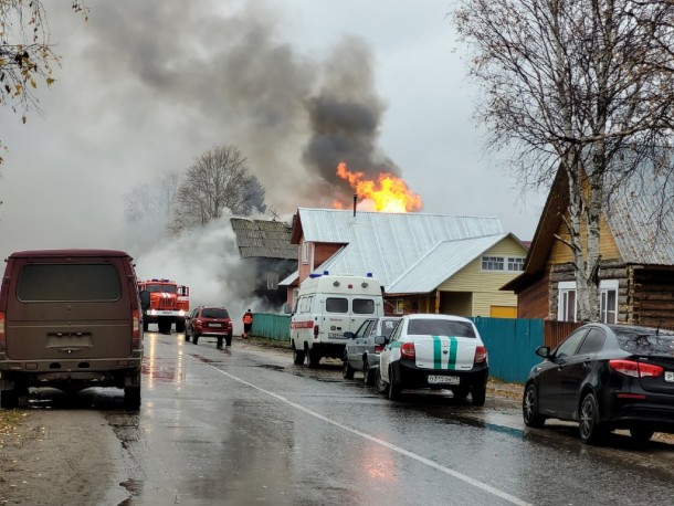 В Ижме пожарные отстояли нежилой дом