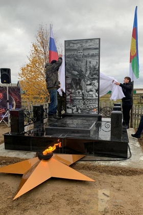 В усинской деревне Захарвань открыли памятник погибшим во время спецоперации