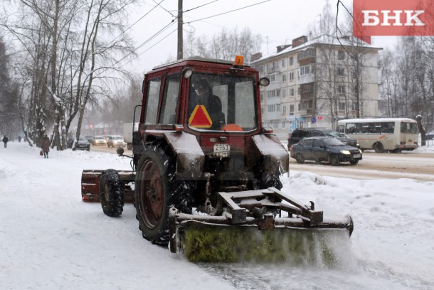 В Сыктывкаре запаслись пескосоляной смесью и мраморной крошкой