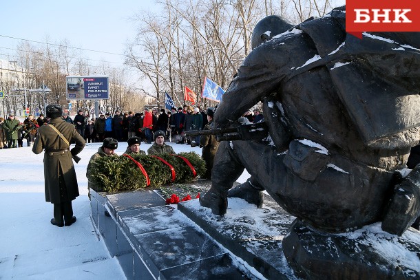 Юрий Беляцкий предложил убрать неподобающие баннеры возле мемориала в Сыктывкаре