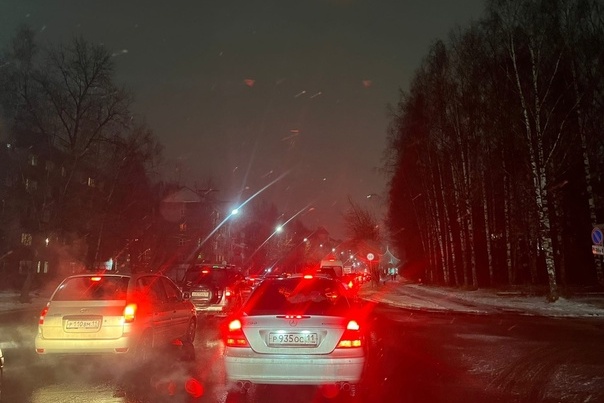 В Сыктывкаре замедлили движение автомобилей на опасном перекрестке