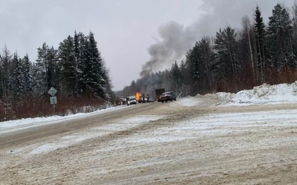 Под Ухтой загорелся лесовоз