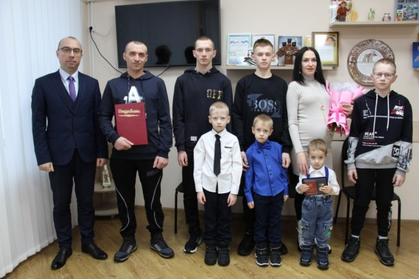 Многодетная семья из Печоры награждена медалью «За достойное воспитание детей»