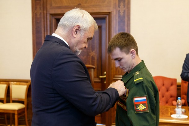 Владимир Уйба вручил медаль Суворова гвардии ефрейтору Владимиру Фаныгину