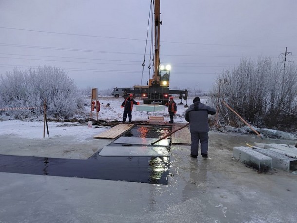 В Сыктывкаре готовят лед для новогодних городков