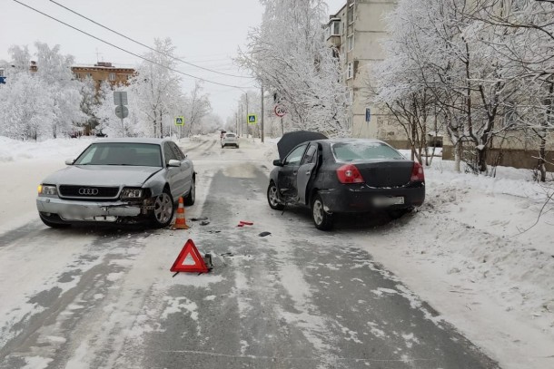 При столкновении автомобилей в Печоре пострадал ребенок