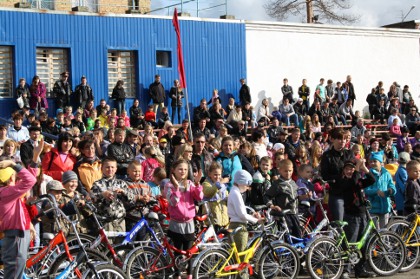 Зрители и участники велопробега.JPG