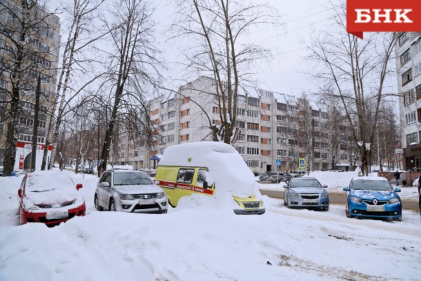  В ГИБДД Коми рассказали, почему не стоит оставлять снег на крыше автомобиля