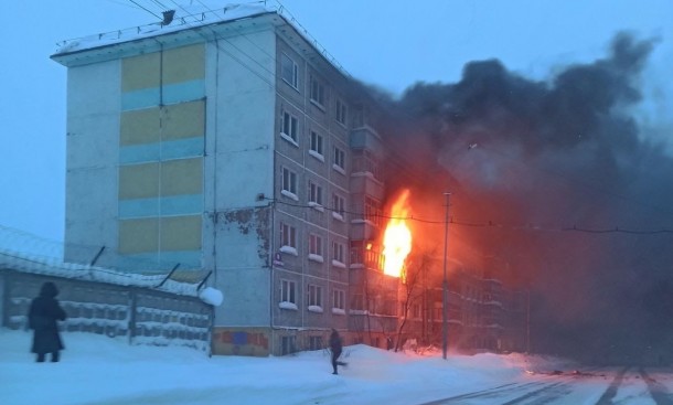 В Воркуте тушат пожар в двух квартирах