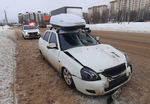 В Сыктывкаре экскаватор помял «Приору»