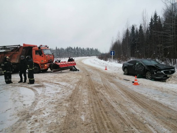 Снегоуборочный КамАЗ «зацепил» легковушку на трассе в Усть-Вымском районе