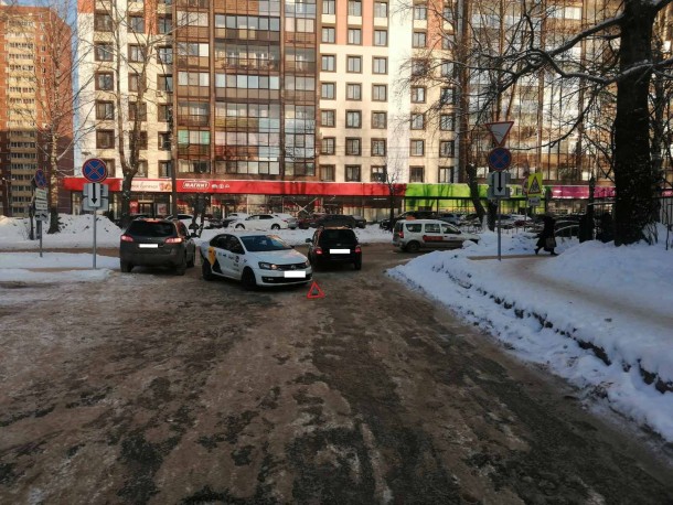 В Сыктывкаре в ДТП с двумя такси пострадала женщина