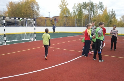 новая универсальная площадка нравится юным футболистам.jpg новая универсальная площадка нравится юным футболистам.jpg