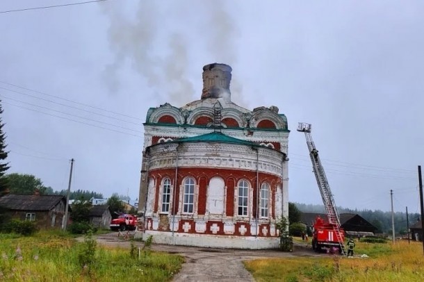 В Кылтово продолжают ремонт сгоревшей кровли монастыря