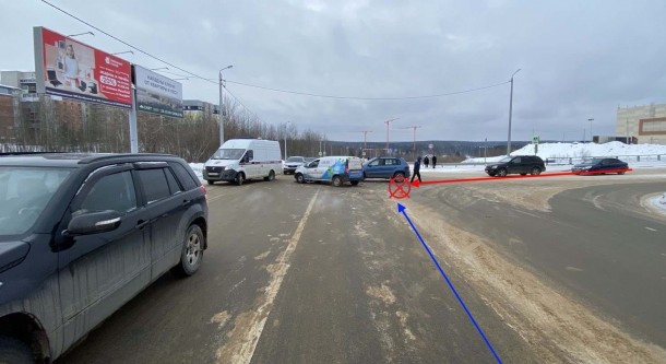 В Сыктывкаре водитель пострадал, проезжая мимо торгового центра