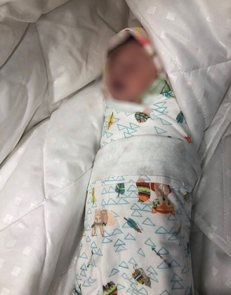 «Женщина предпочла мужчину своему ребенку»: врачи рассказали, как рожала оставившая младенца в подъезде жительница Печоры