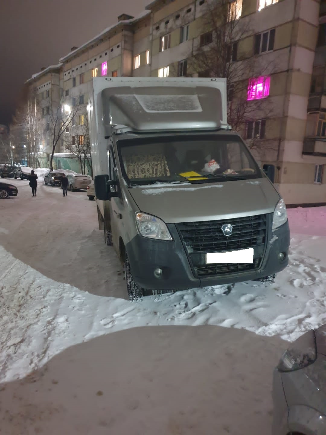 Газель во дворе