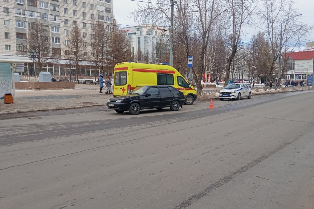 В Сыктывкаре возле «Детского мира» сбили женщину