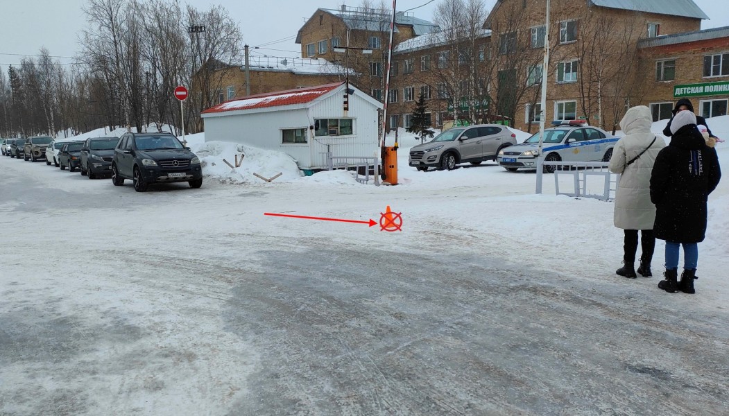 В Усинске водитель наехал на поскользнувшуюся девочку