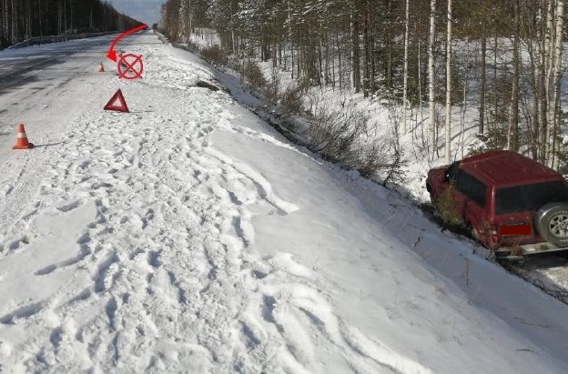 В Княжпогостском районе внедорожник опрокинулся на заснеженной трассе