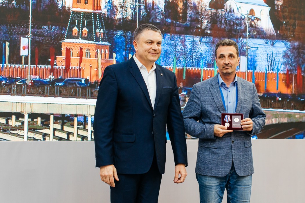 Экс-мэру Эжвы медаль вручил глава ЛНР Леонид Пасечник