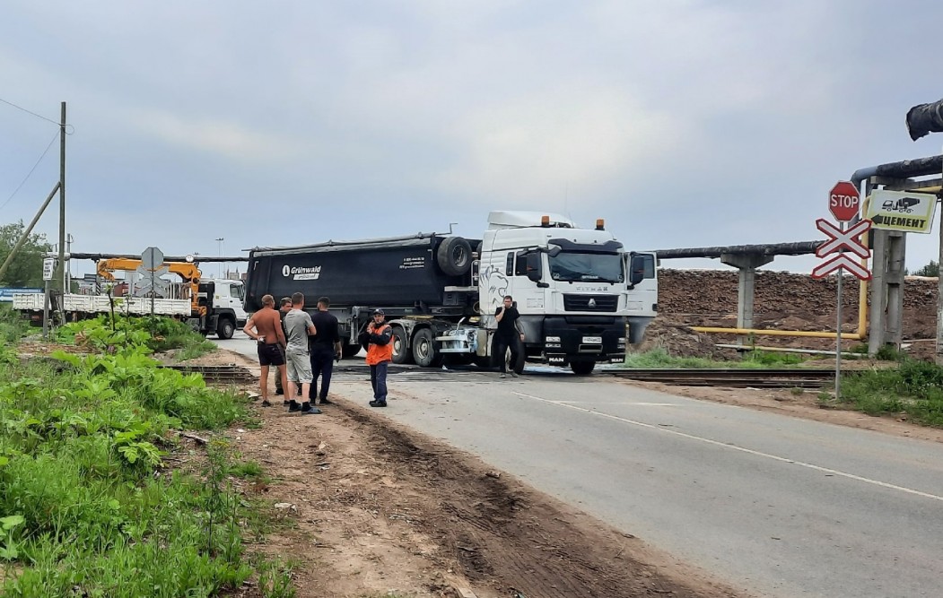 В Сыктывкаре поезд и большегруз не поделили переезд