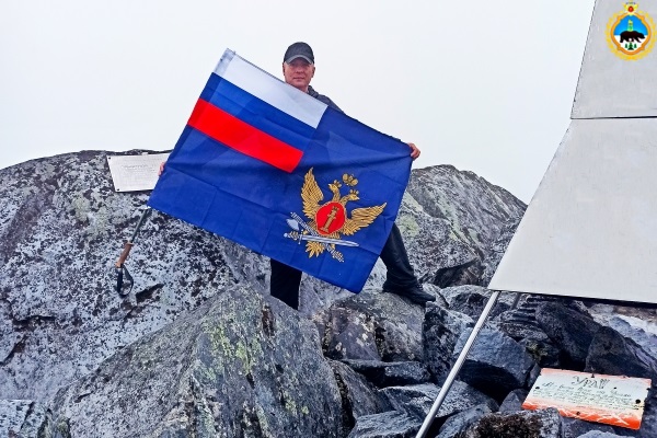 Флаг УФСИН по Коми подняли на вершину горы Народная 