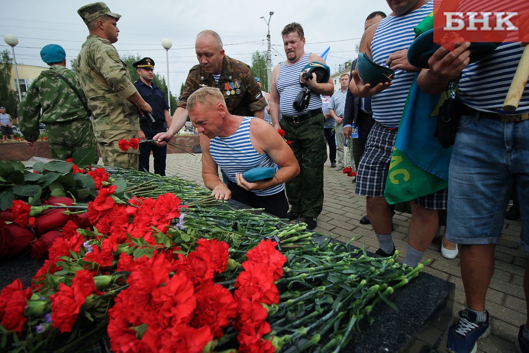 Сыктывкарские десантники возложили цветы к памятнику «Скорбящий воин»