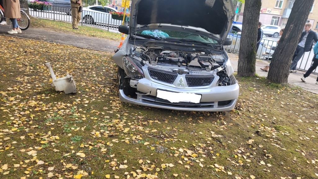 В Ухте ограждение вдоль тротуара уберегло девочку от автомобиля « БНК