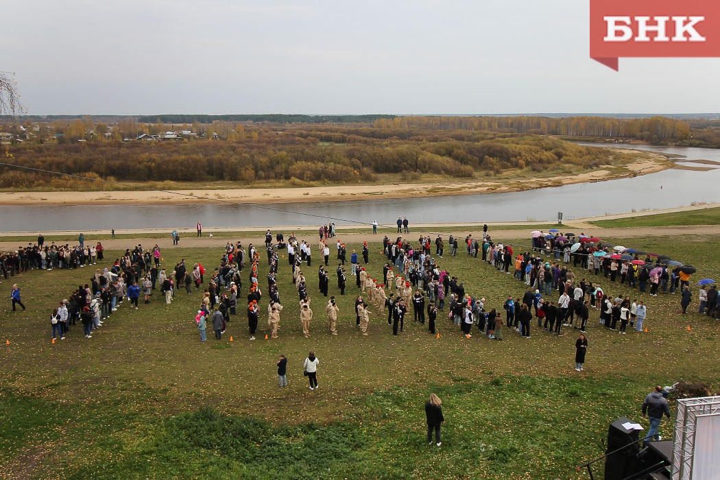 В Сыктывкаре 700 человек выстроились в «Спасибо» для учителей