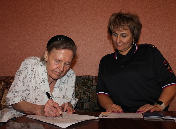 В Воркуте торжественно вручили паспорт России 86-летней пенсионерке