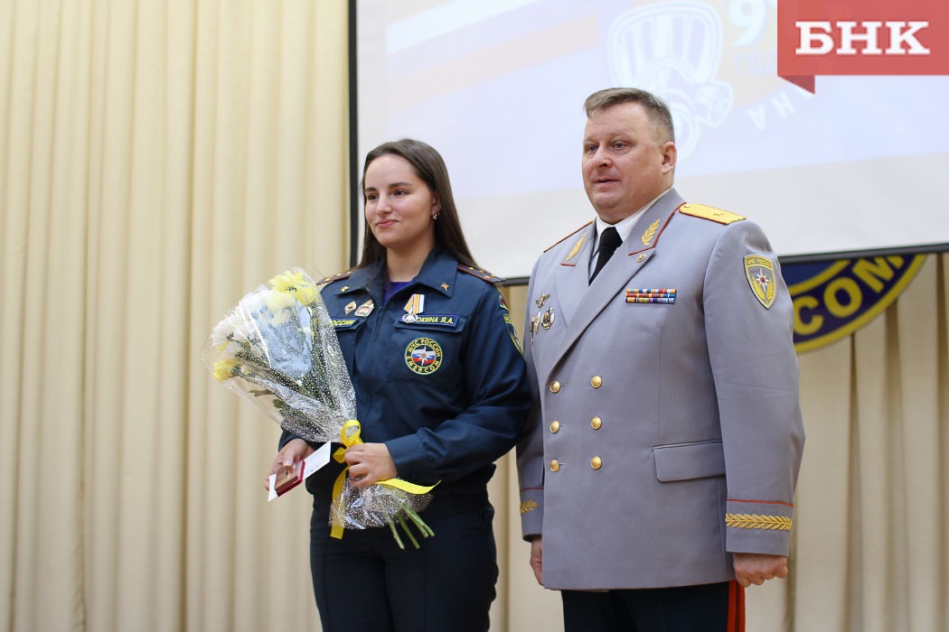 В Коми наградили сотрудников МЧС и спасших людей во время пожара полицейских