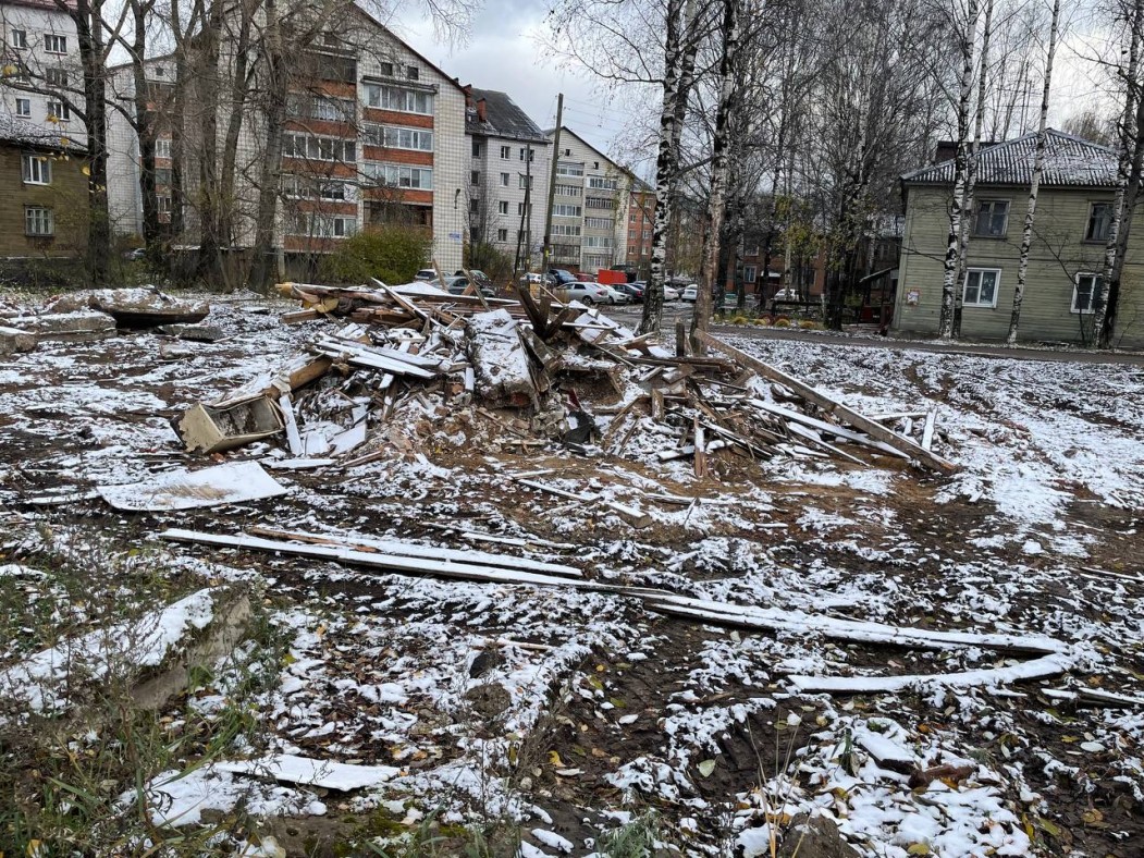 В Сыктывкаре избавились от обгоревшей «деревяшки»