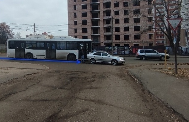 В Сыктывкаре рейсовый автобус «догнал» иномарку